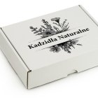 Białe pudełko prezentowe na kadzidełka z naturalnym bukietem w środku